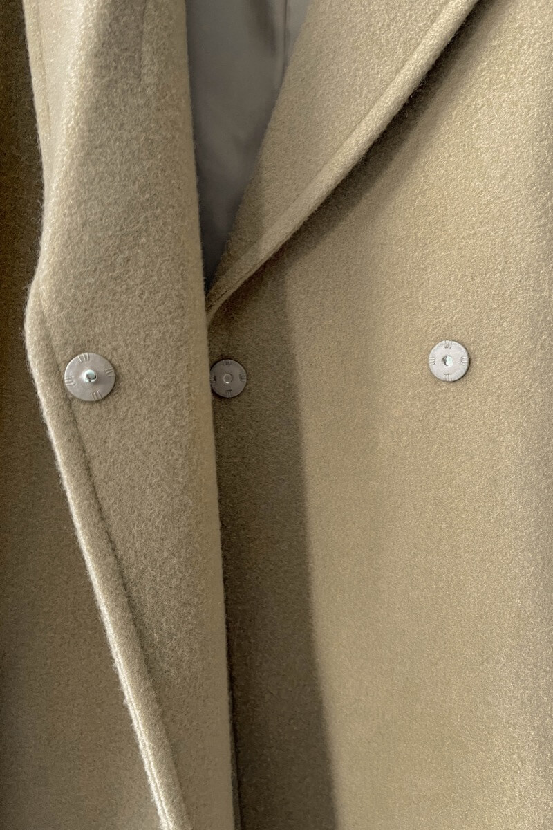 キャメルのテーラーベルテッドロングコート