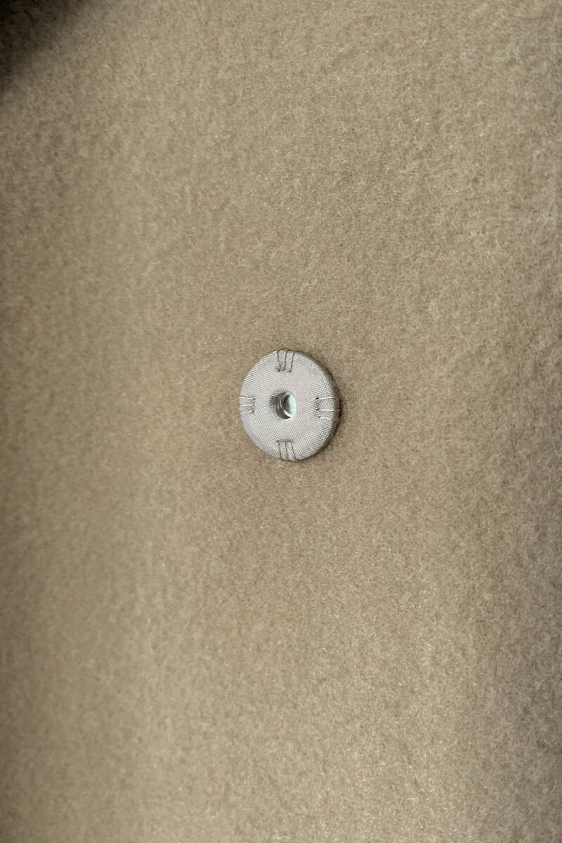 キャメルのテーラーベルテッドロングコート