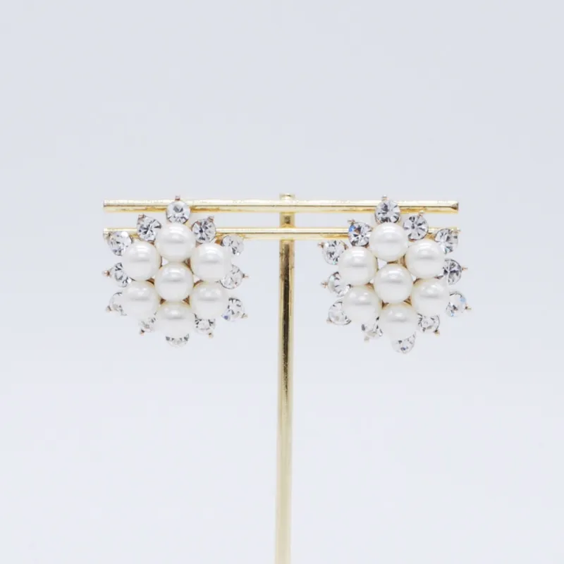 ゴールドのボリュームパールイヤリング