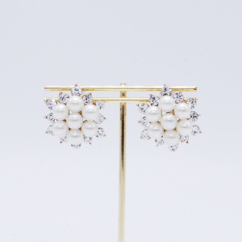 ゴールドのボリュームパールイヤリング