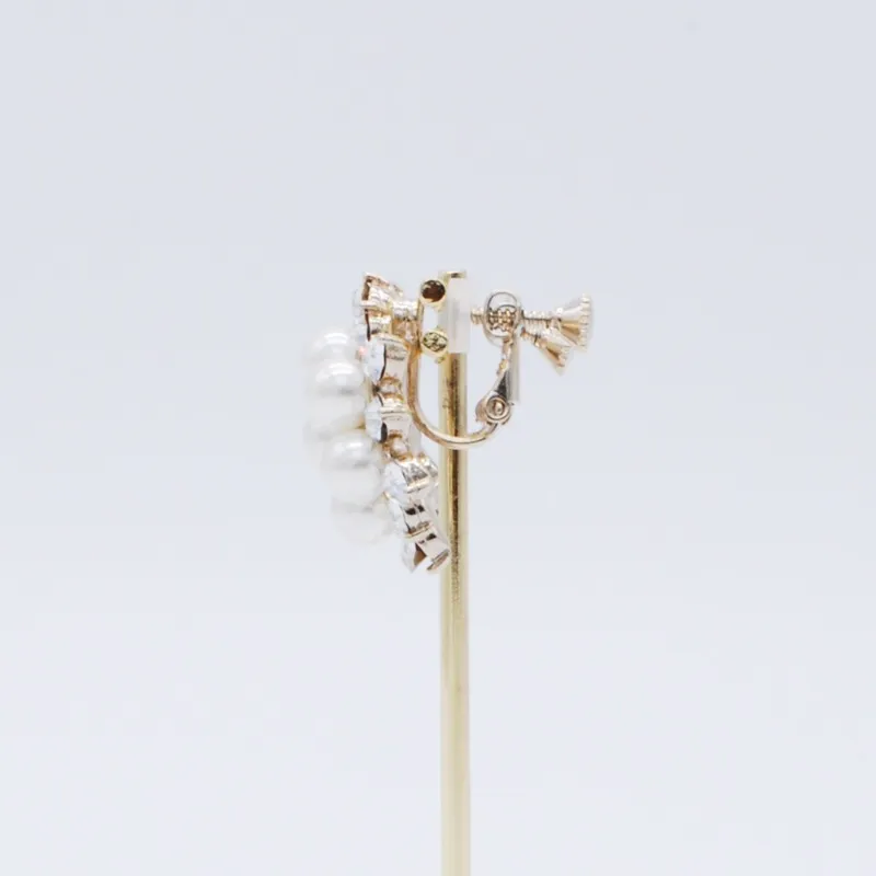 ゴールドのボリュームパールイヤリング