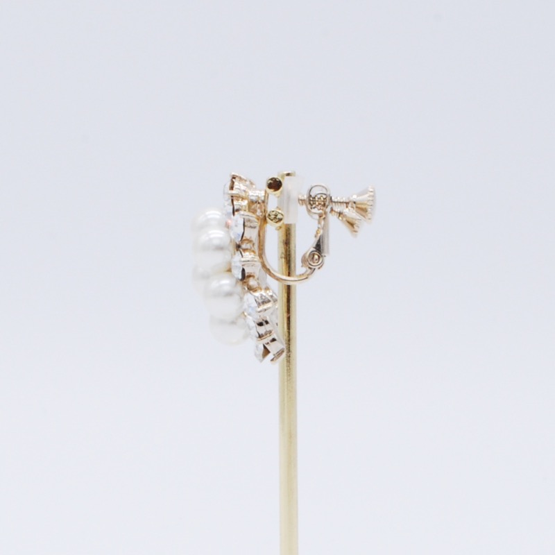 ゴールドのボリュームパールイヤリング