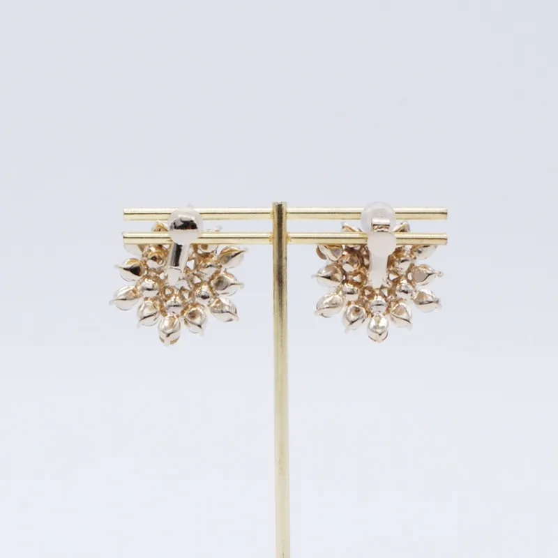 ゴールドのボリュームパールイヤリング