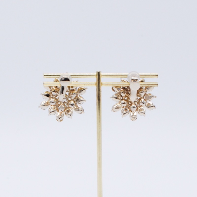 ゴールドのボリュームパールイヤリング