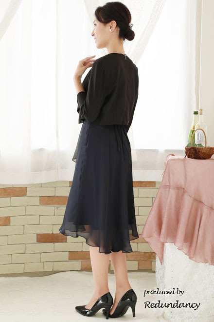 ネイビーのエンブロイダリーレース×シフォンドレス