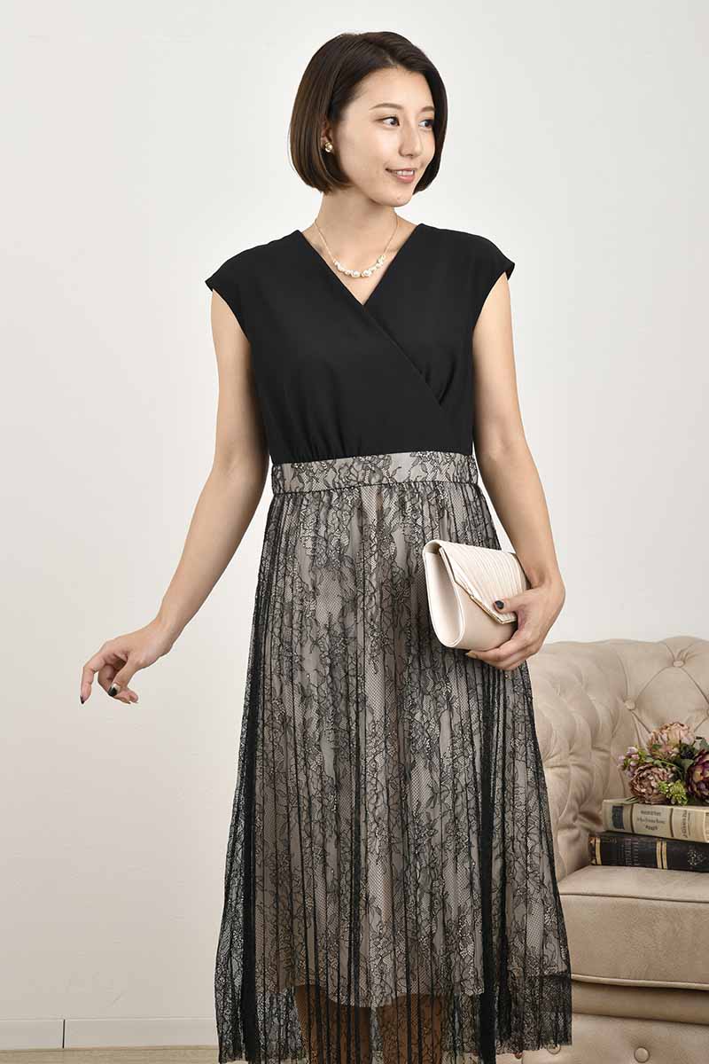 ブラックのレースプリーツVネックドレス