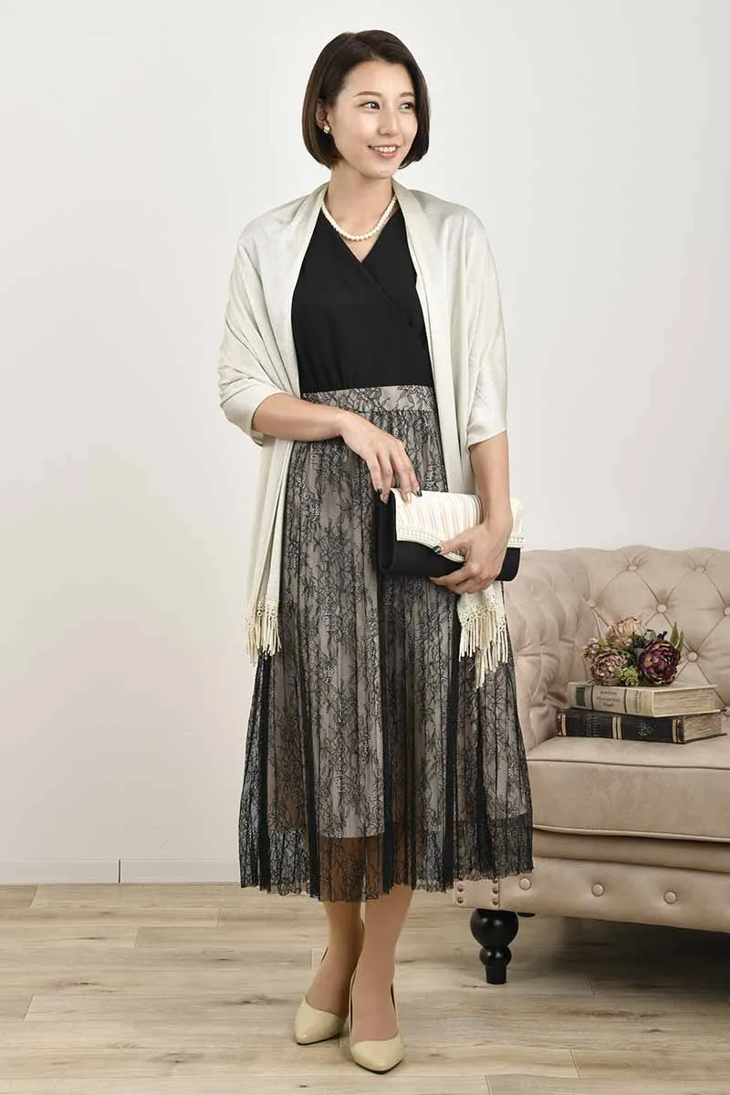 ブラックのレースプリーツVネックドレス