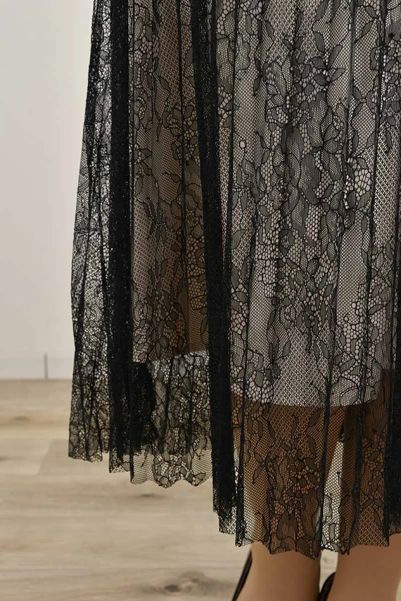 ブラックのレースプリーツVネックドレス