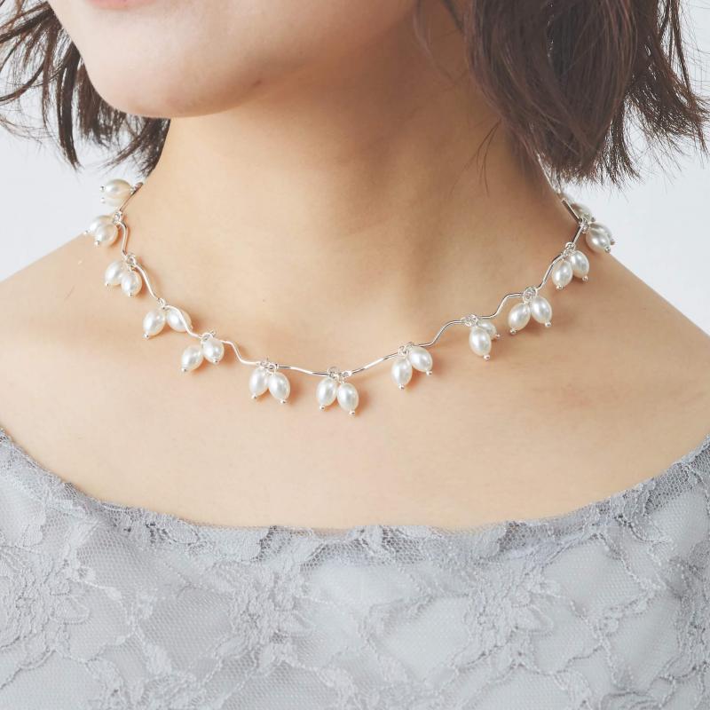 しずくパールのシルバーウェーブネックレス