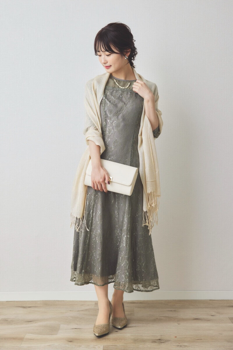 ベージュのラメ入りフリンジストール