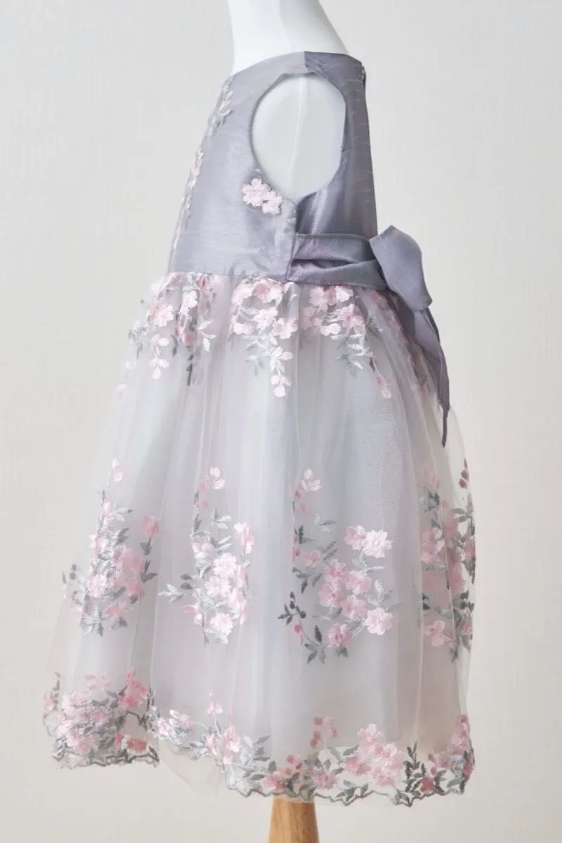 シルバーグレーのフラワーエンブロイダリーキッズドレス