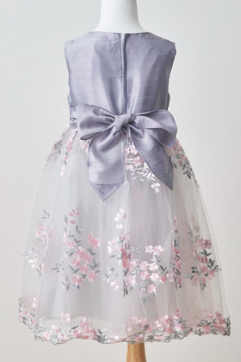 シルバーグレーのフラワーエンブロイダリーキッズドレス