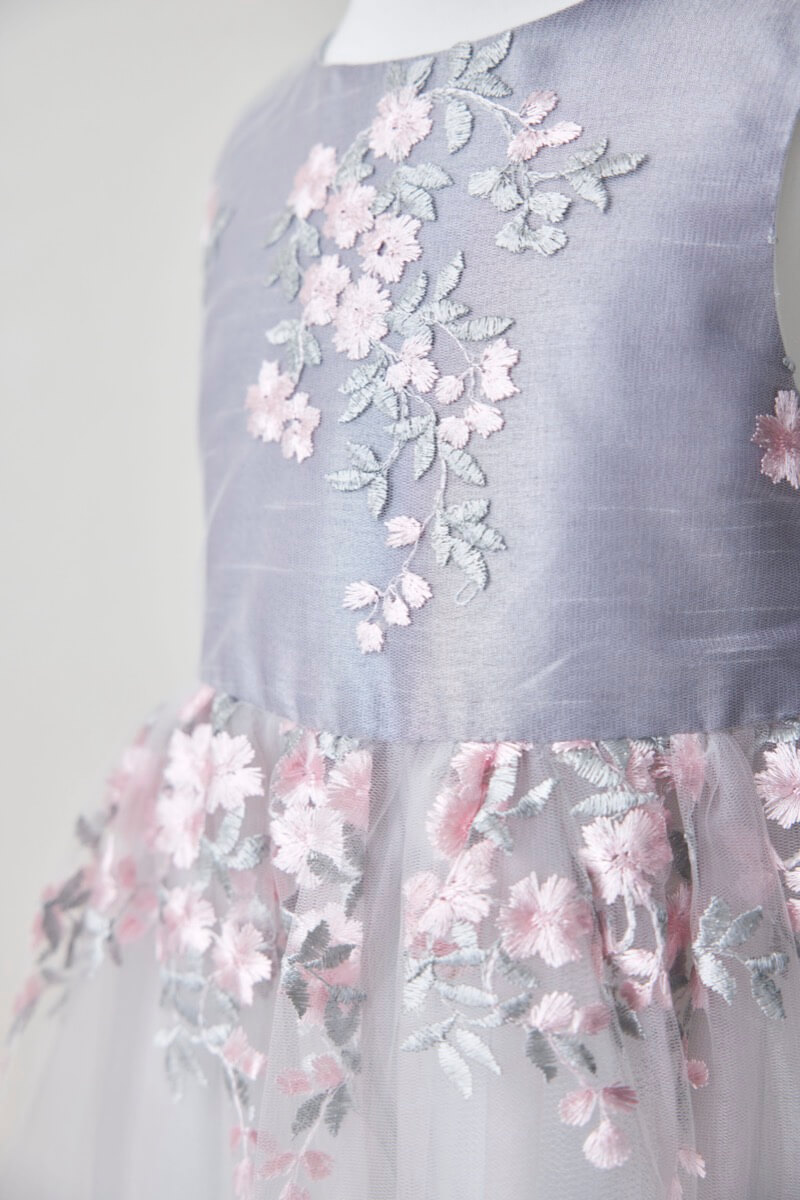 シルバーグレーのフラワーエンブロイダリーキッズドレス