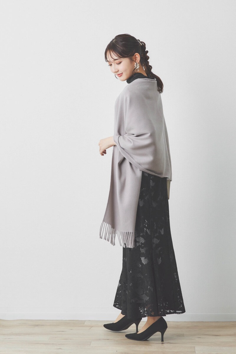 グレージュのカシミアタッチストール