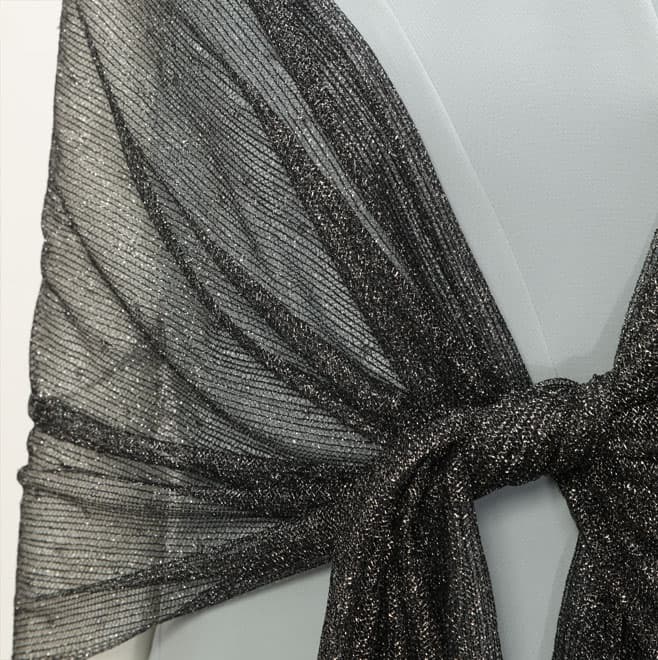 ブラックのラメ入りシンプルレースストール