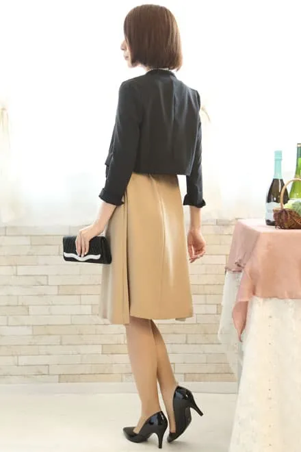 ベージュの前開き風レイヤードドレスコーディネートセット