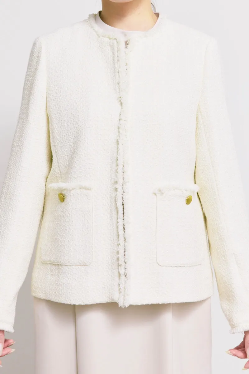 オフホワイトのツイードライクノーカラージャケット