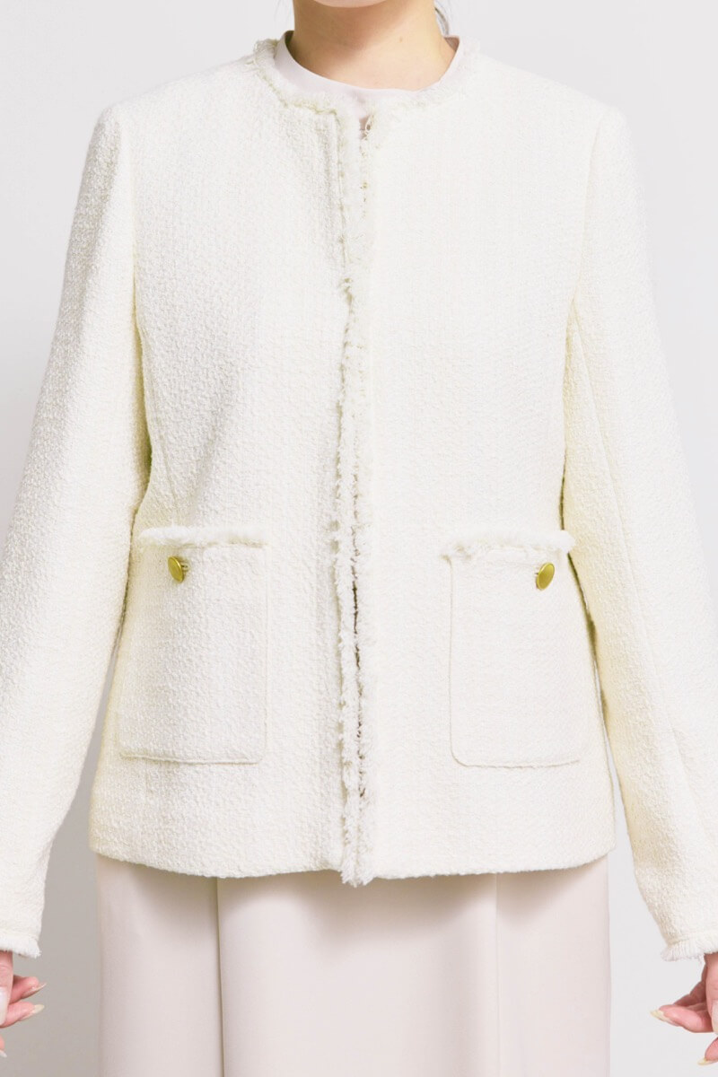 オフホワイトのツイードライクノーカラージャケット