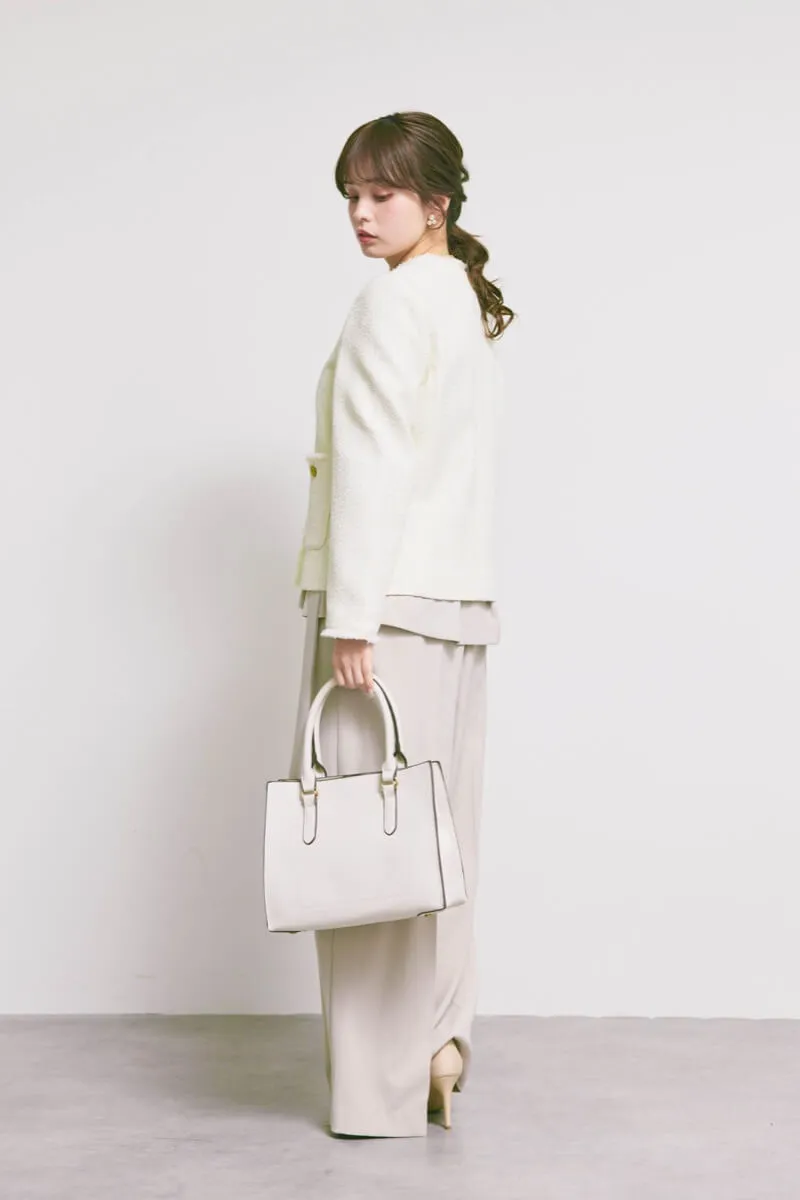 オフホワイトのツイードライクノーカラージャケット