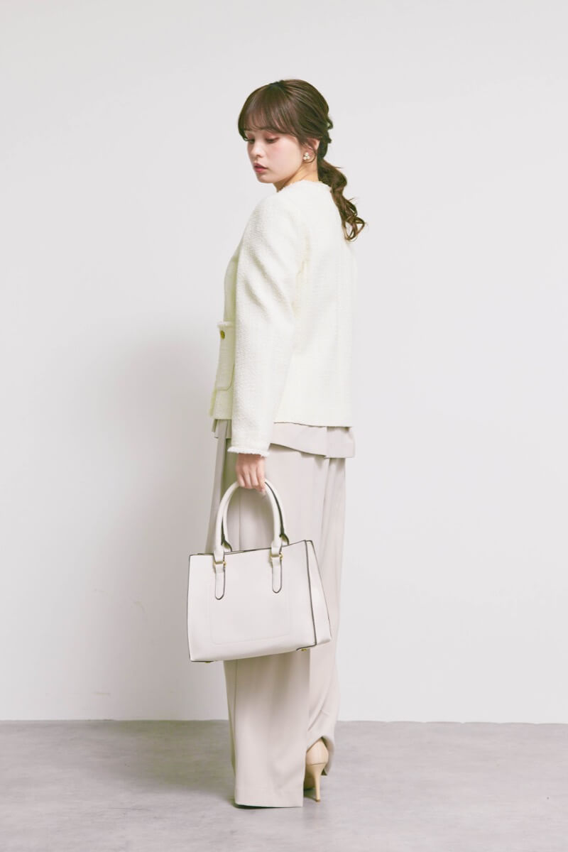 オフホワイトのツイードライクノーカラージャケット