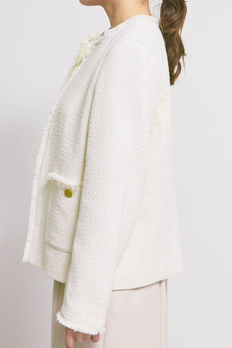 オフホワイトのツイードライクノーカラージャケット