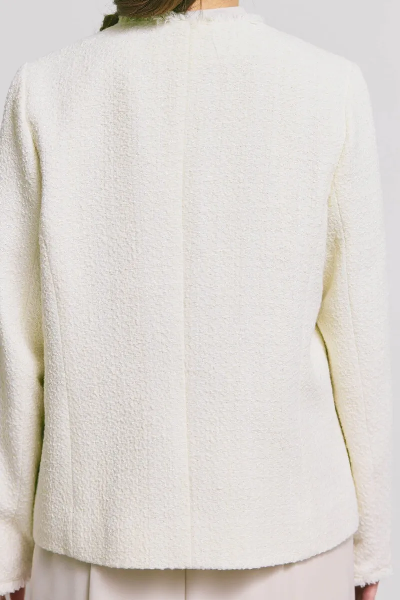 オフホワイトのツイードライクノーカラージャケット