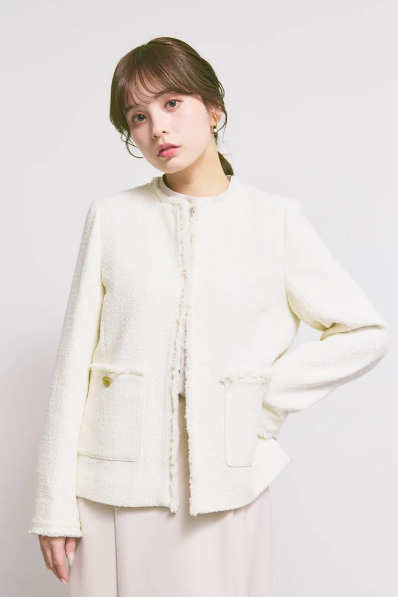 オフホワイトのツイードライクノーカラージャケット