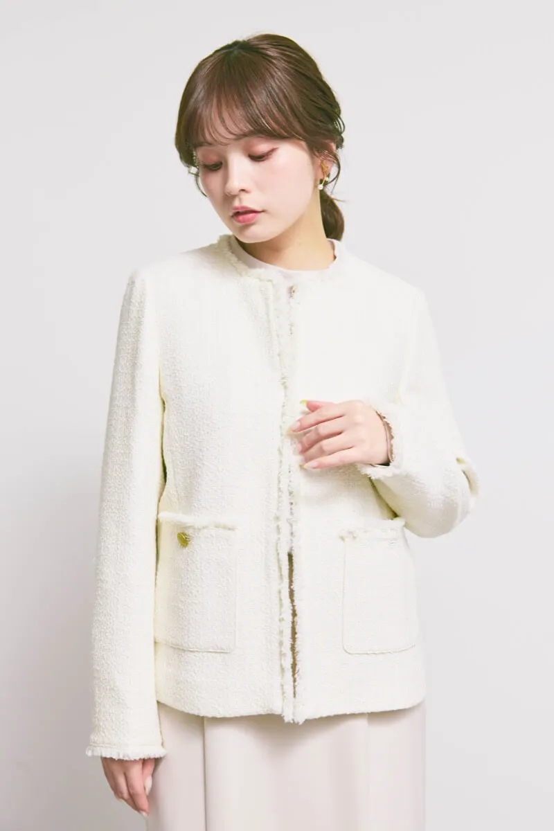 オフホワイトのツイードライクノーカラージャケット