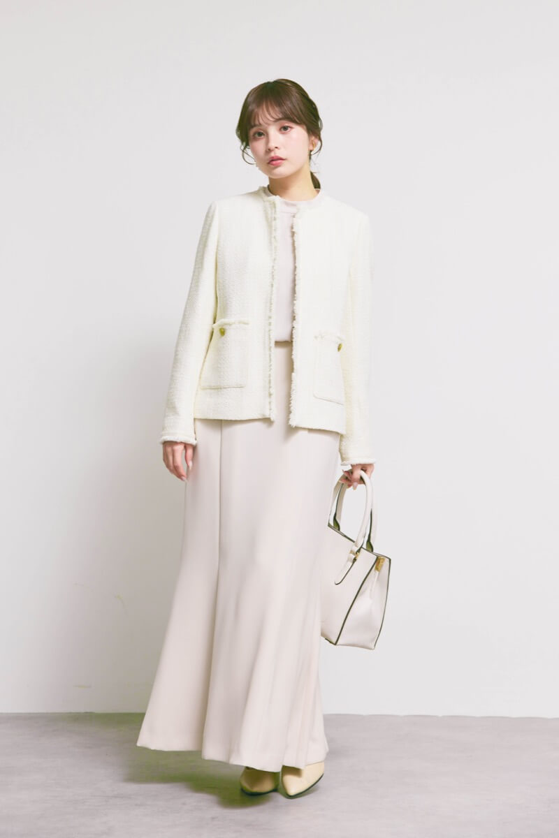 オフホワイトのツイードライクノーカラージャケット