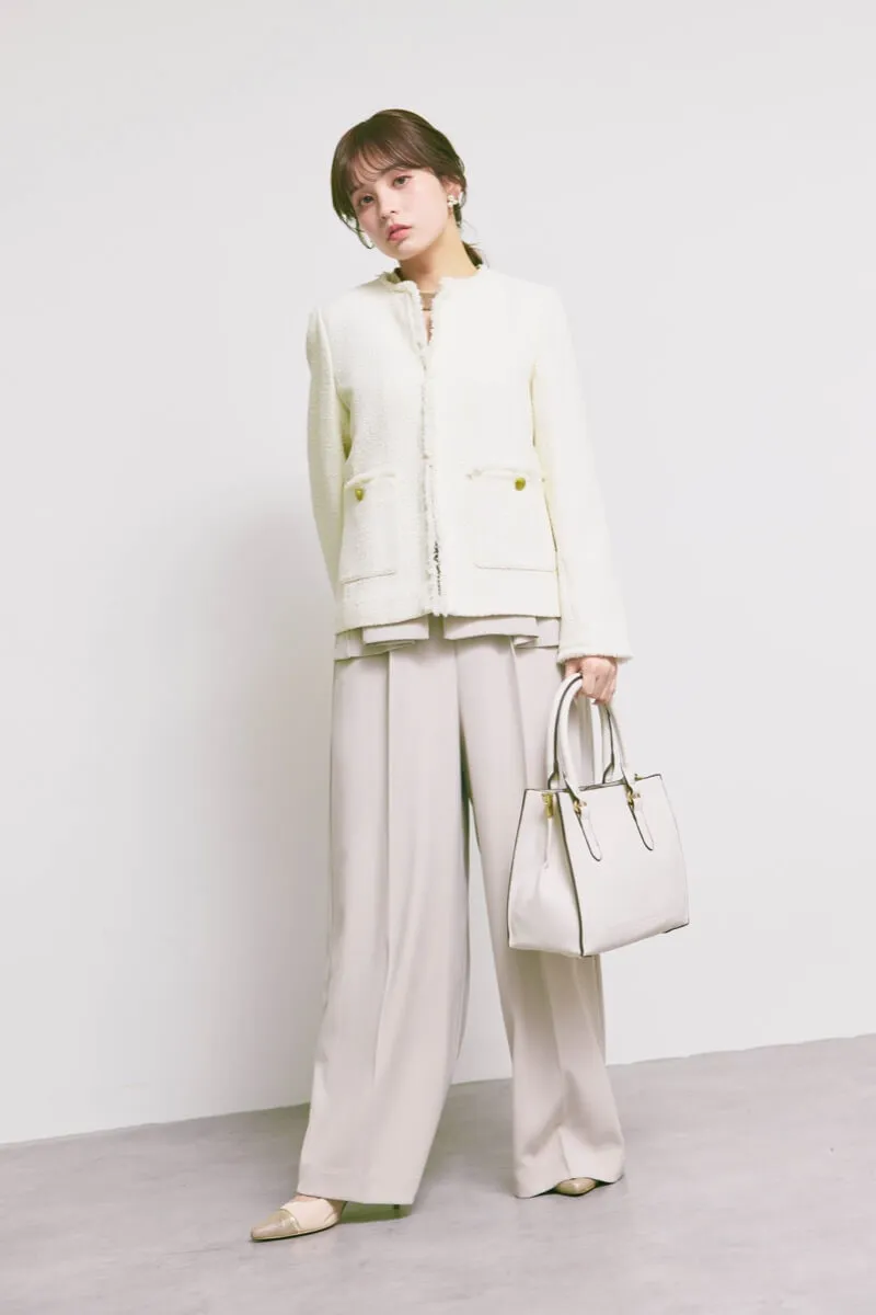 オフホワイトのツイードライクノーカラージャケット