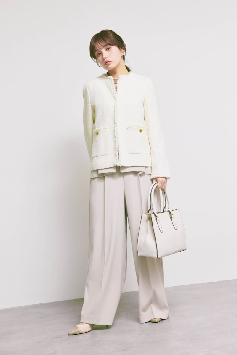 オフホワイトのツイードライクノーカラージャケット