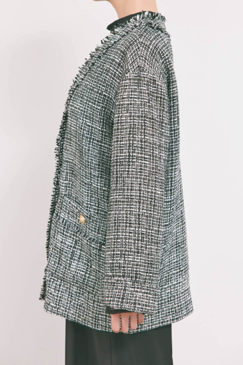 ブラックのVネックツイードジャケット