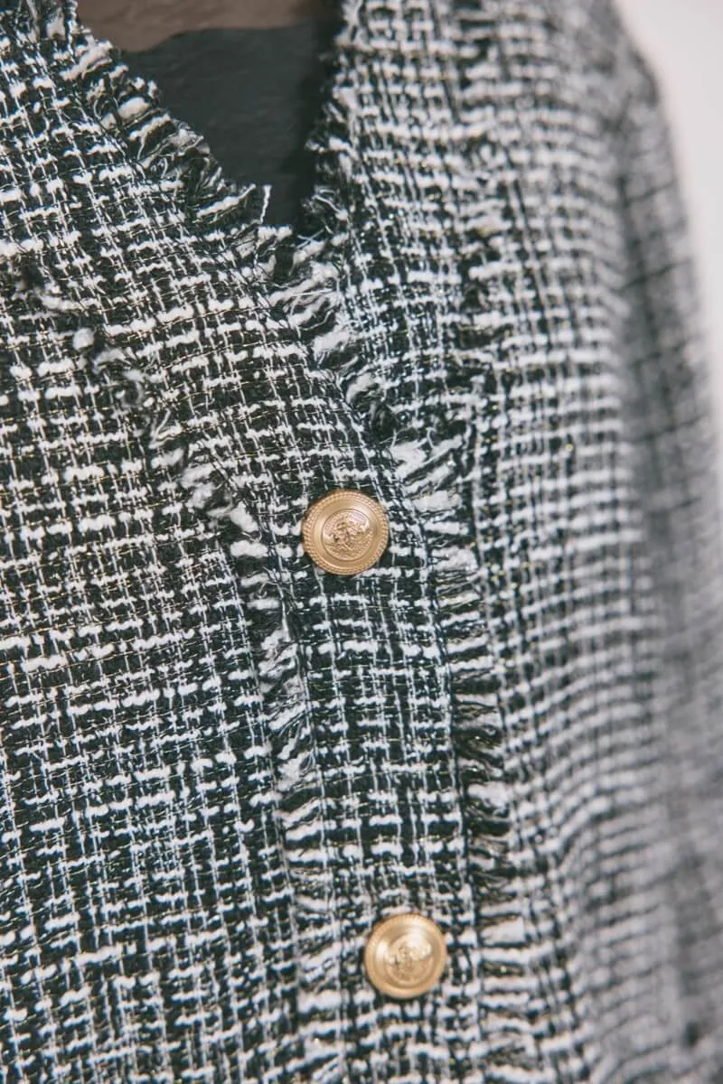 ブラックのVネックツイードジャケット