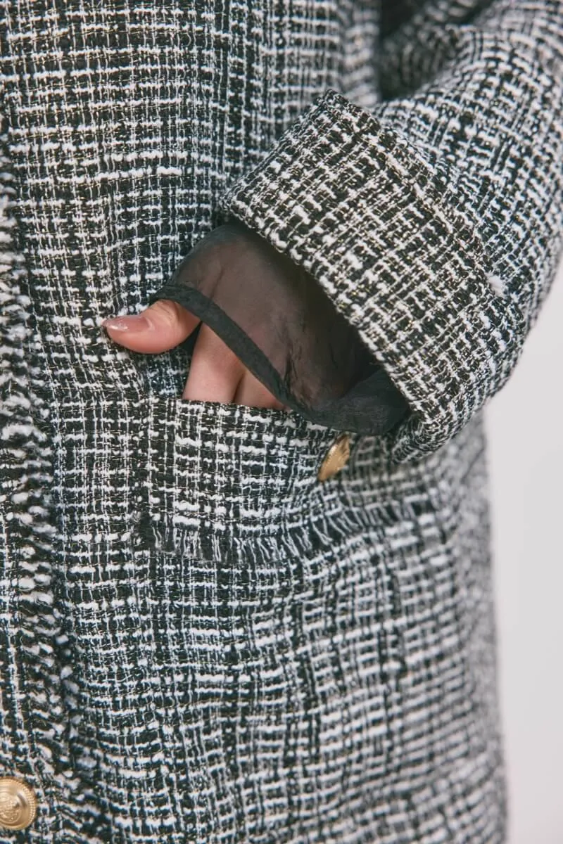 ブラックのVネックツイードジャケット