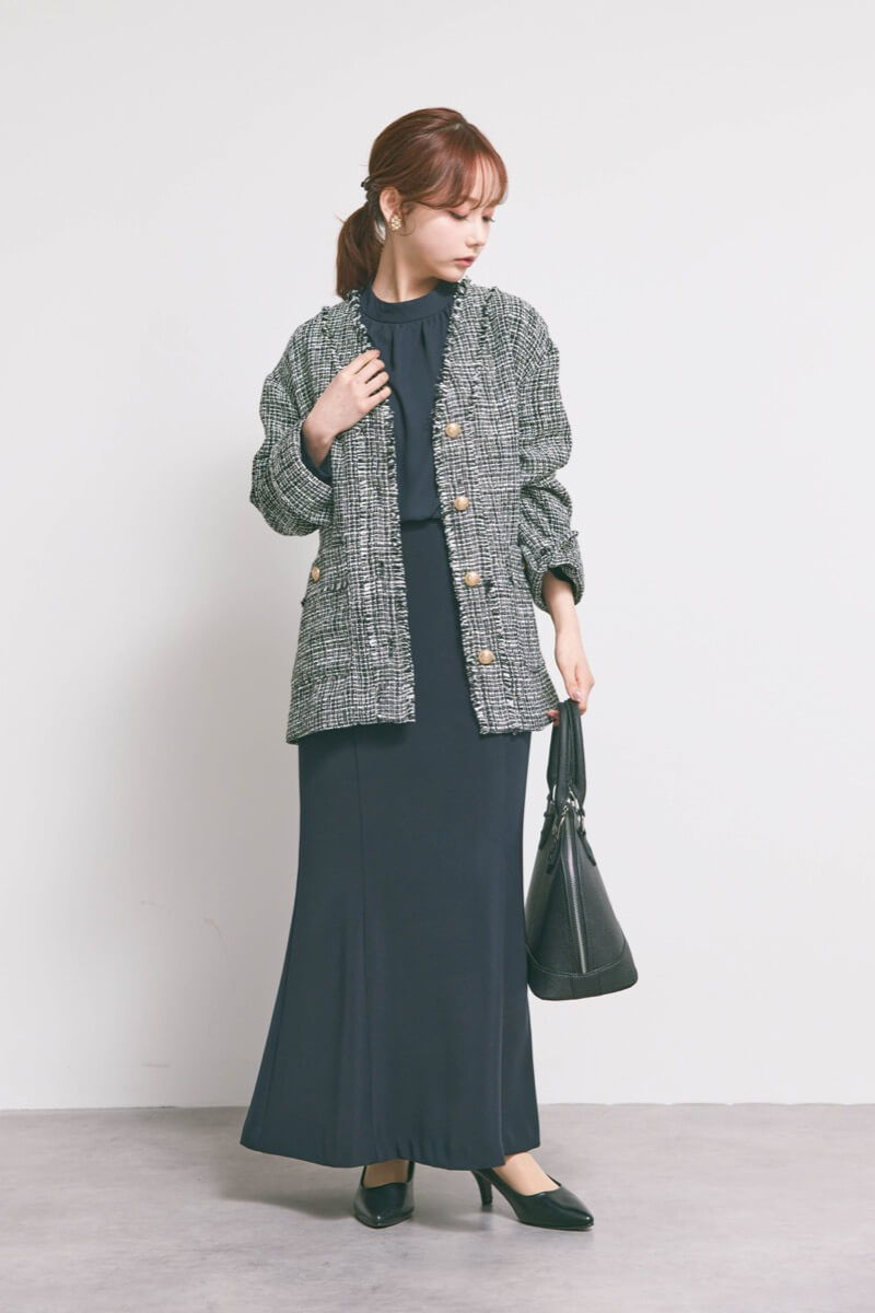 ブラックのVネックツイードジャケット