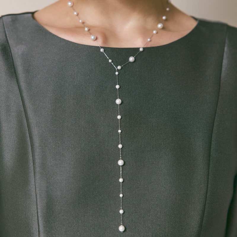 シルバーのフローパールロングネックレス