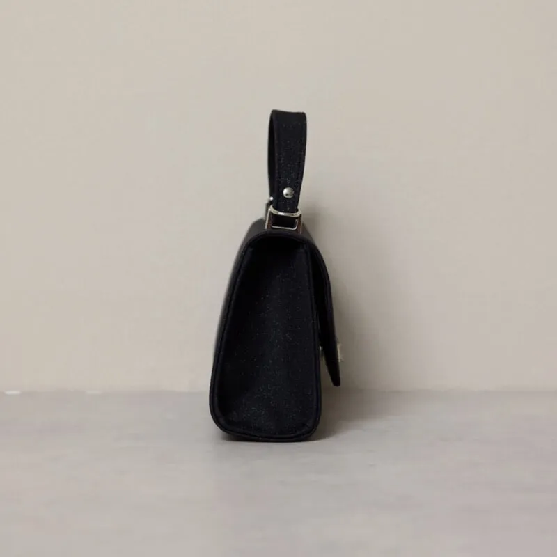 ブラックのビジューラインハンドバッグ