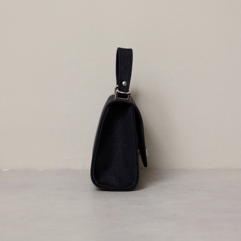 ブラックのビジューラインハンドバッグ