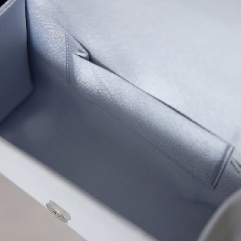 ブラックのビジューラインハンドバッグ