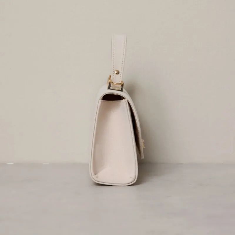 ベージュのビジューラインハンドバッグ