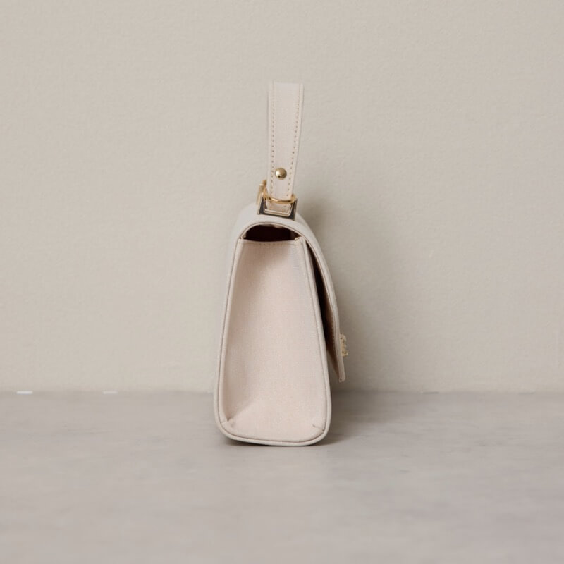 ベージュのビジューラインハンドバッグ