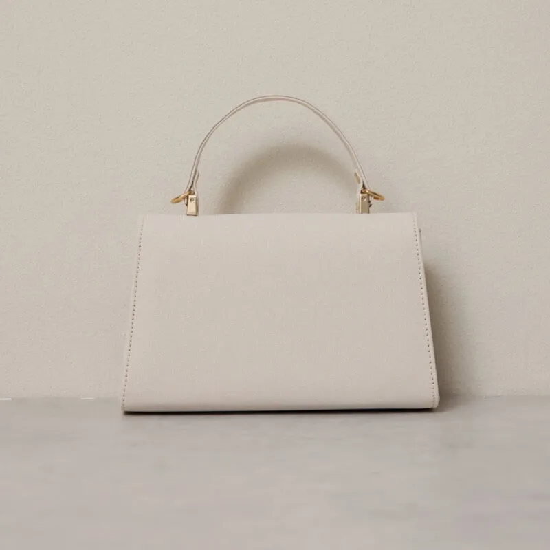 ベージュのビジューラインハンドバッグ