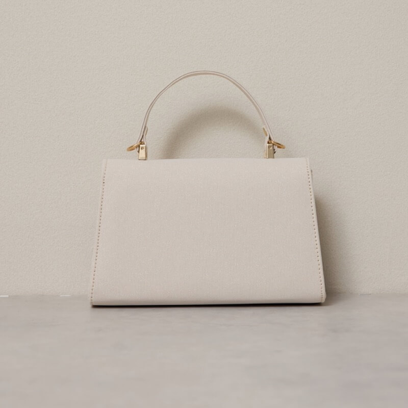 ベージュのビジューラインハンドバッグ