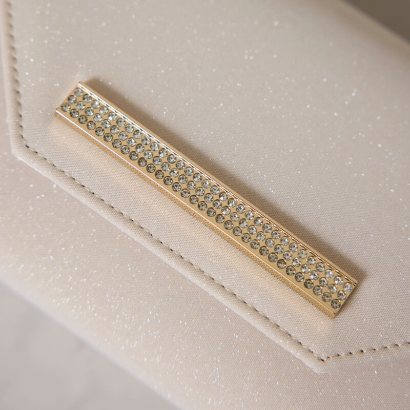 ベージュのビジューラインハンドバッグ