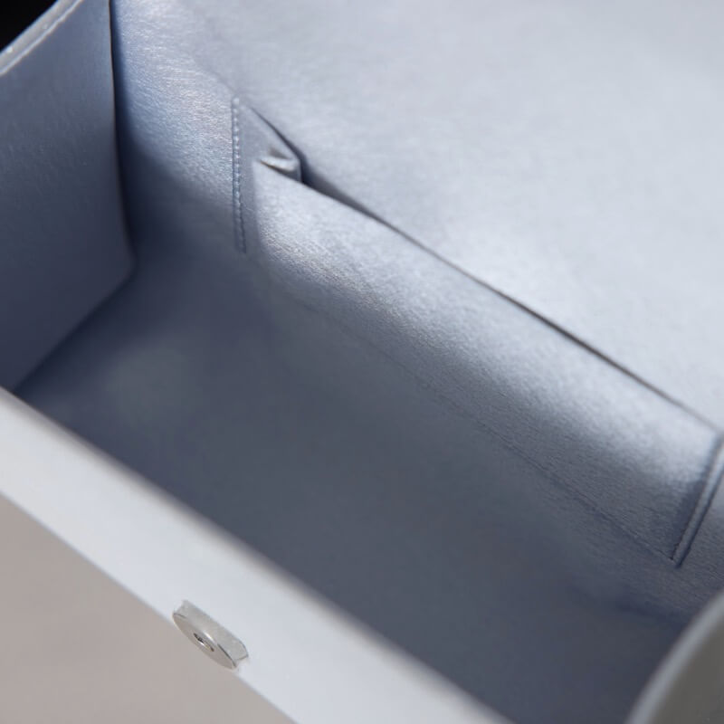 ベージュのビジューラインハンドバッグ