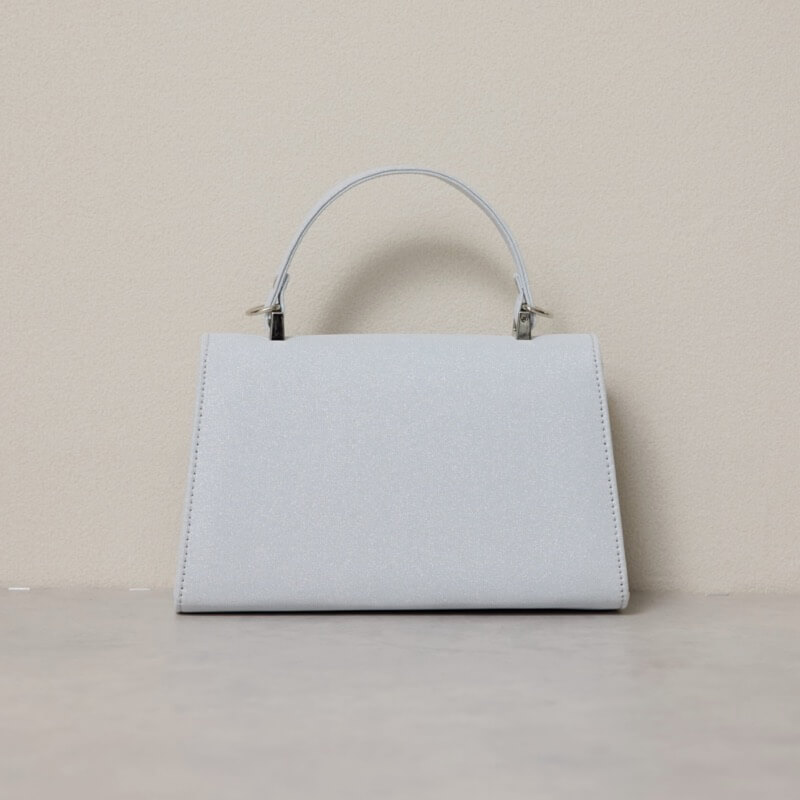 シルバーのビジューラインハンドバッグ