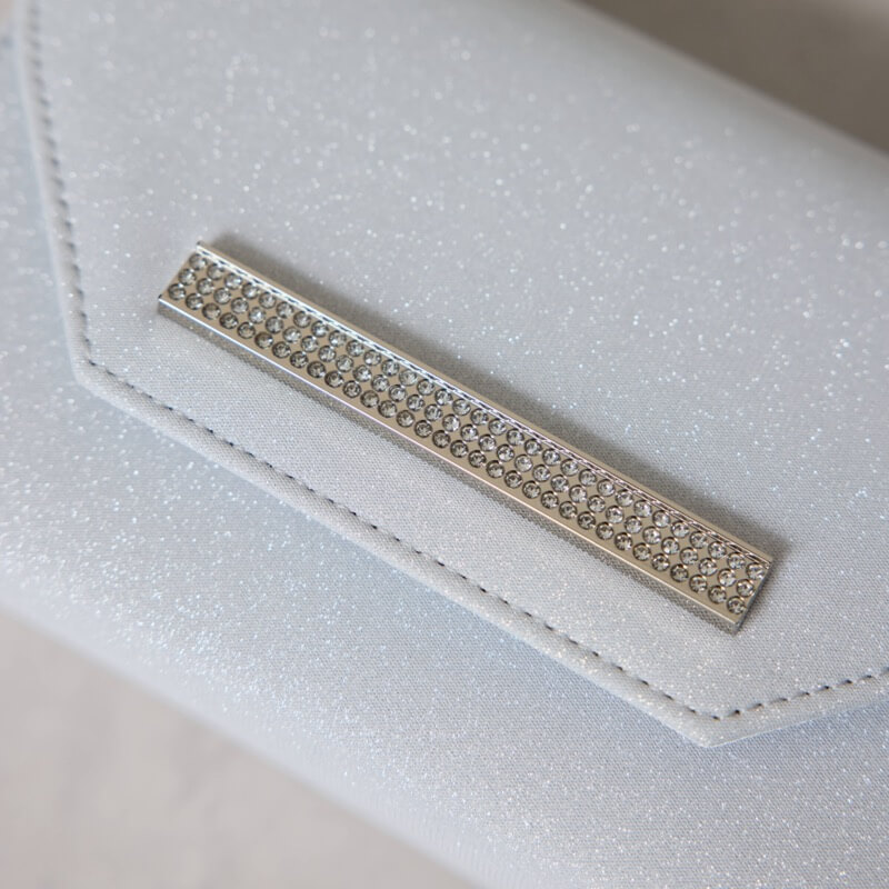 シルバーのビジューラインハンドバッグ