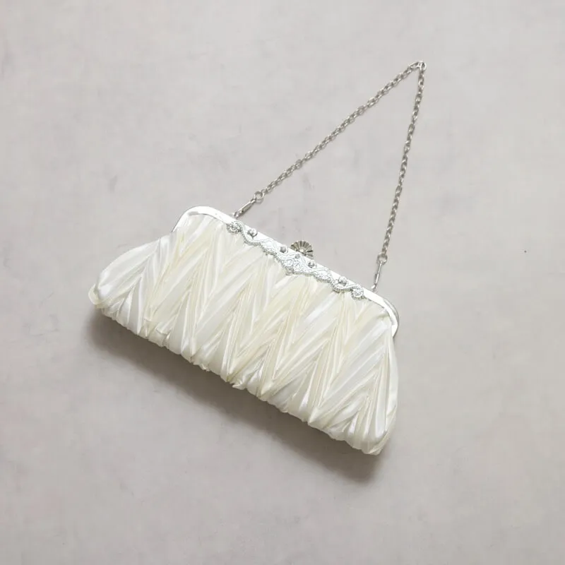 ホワイトのサテンプリーツハンドバッグ