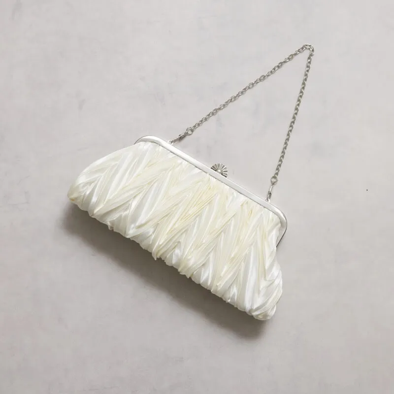 ホワイトのサテンプリーツハンドバッグ