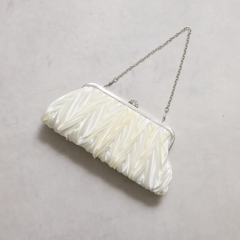 ホワイトのサテンプリーツハンドバッグ